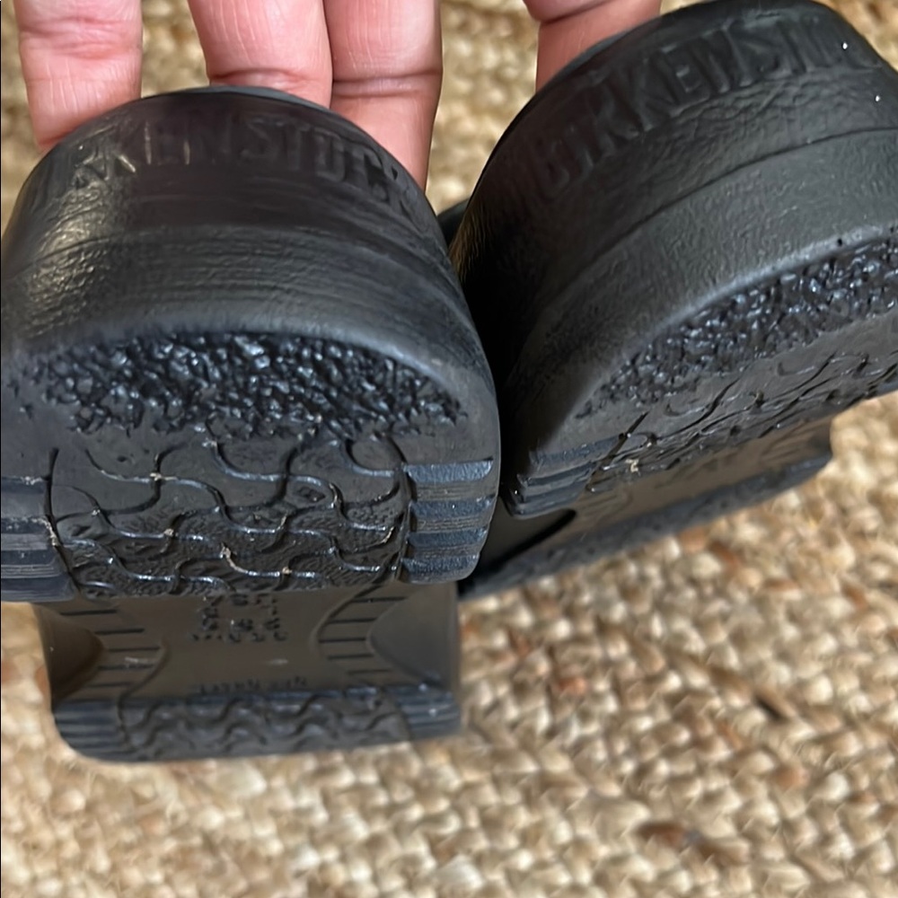 Birkenstock Black Slippers Comfortable Slip-On Design - Picture 7 of 7